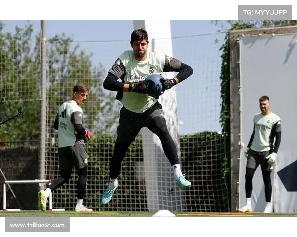 老队友赫伊森与伊尔迪兹度假重聚 一同挥拍网球再续情谊